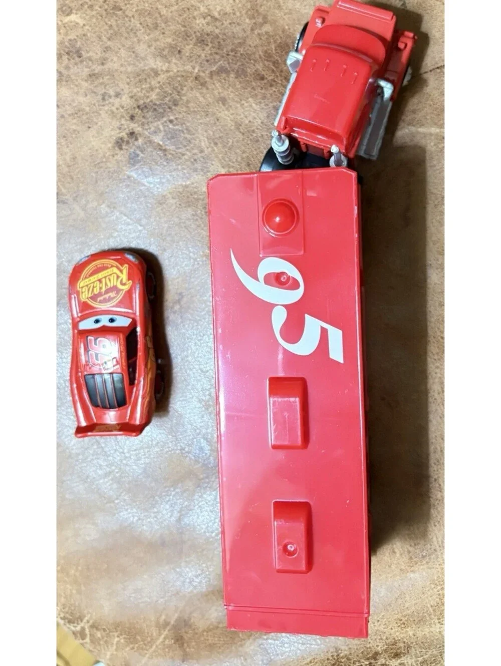 Disney Pixar Cars Mack Lightning McQueen's Hauler 1:55 Scale With Car